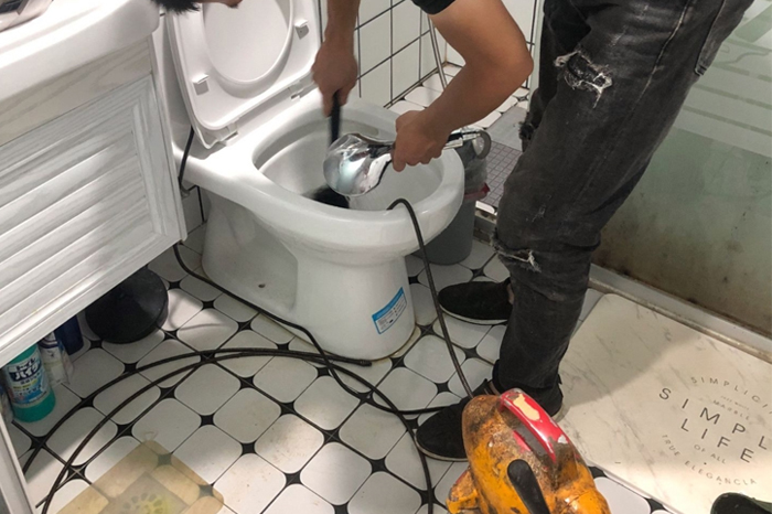 延津马桶堵塞自己疏通还是找师傅?专业上门服务让你省时更省心